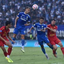 melawan Persija Jakarta
