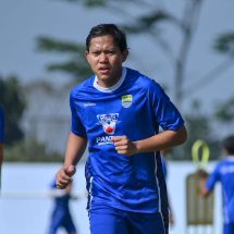 Gelandang Persib Adam Alis