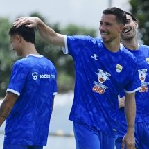 Laga Besar Melawan Persebaya