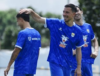 Laga Besar Melawan Persebaya