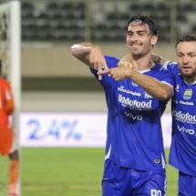 Persib Bandung melawan Selangor FC