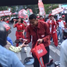 Aksi PERSIB Bagi-Bagi Takjil