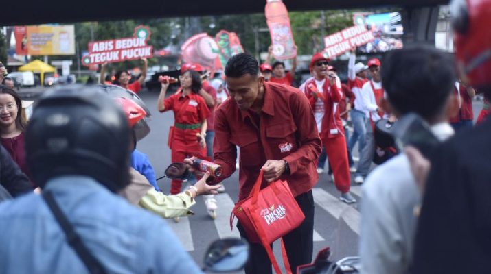 Aksi PERSIB Bagi-Bagi Takjil